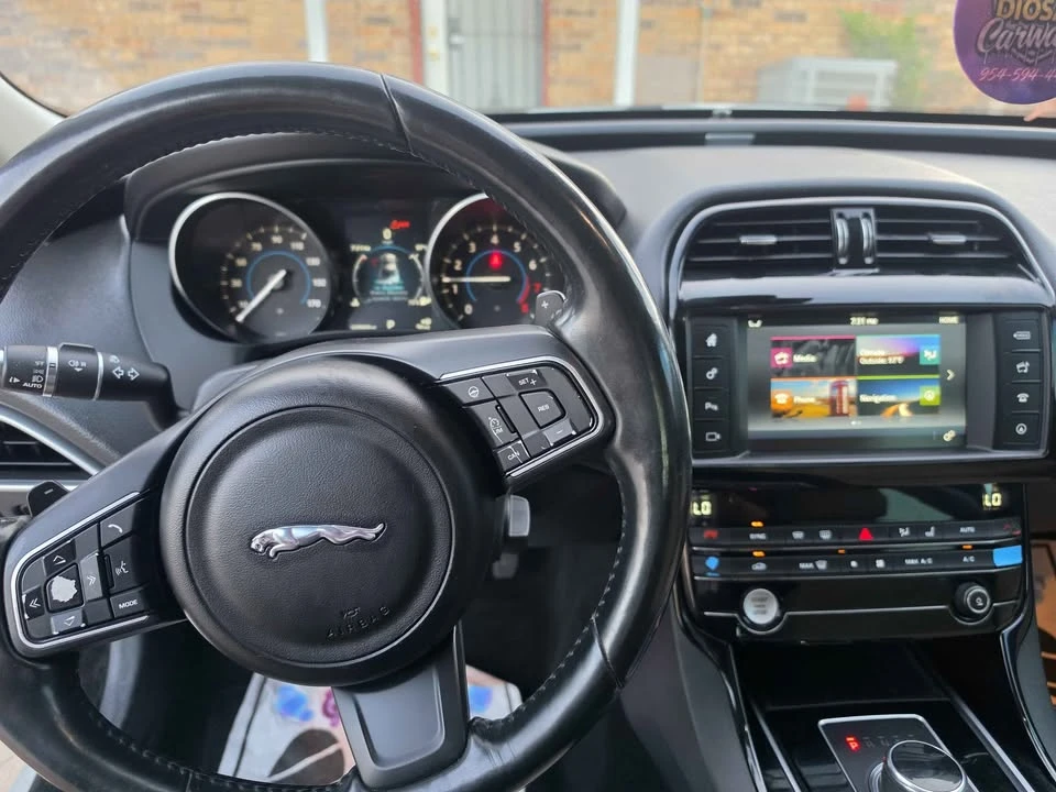 2017 Jaguar XE - Image 4 of 8
