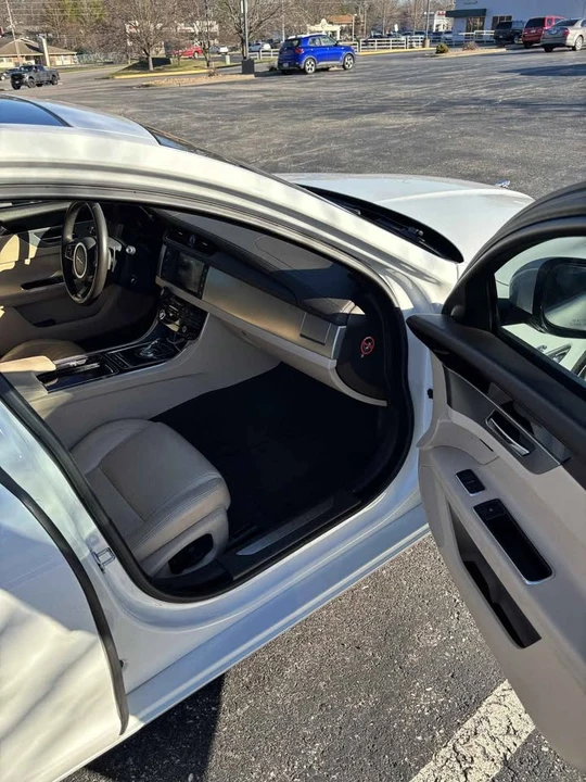 2017 Jaguar X260 XF - Image 8 of 10