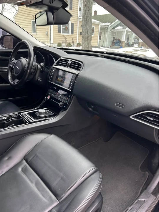 2017 Jaguar XE - Image 4 of 8