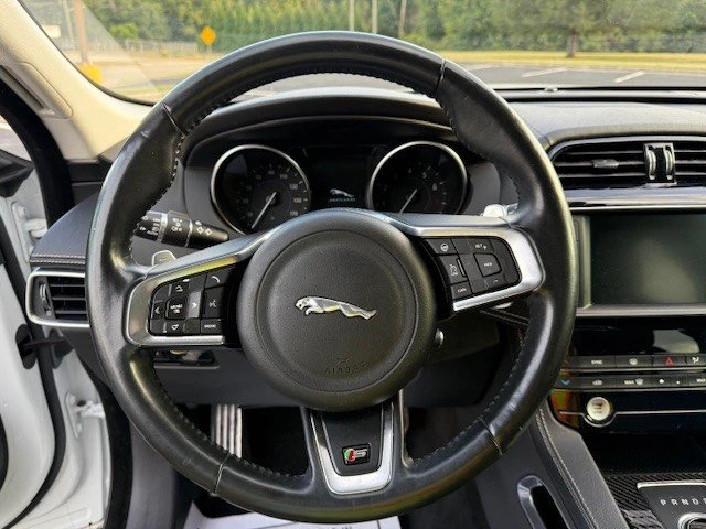 2017 Jaguar F-Pace - Image 11 of 20