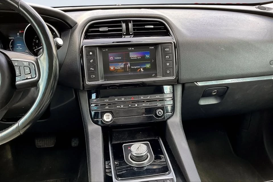 2017 Jaguar F-Pace - Image 9 of 20