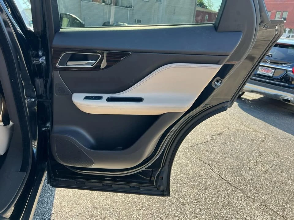 2017 Jaguar F-Pace - Image 18 of 20