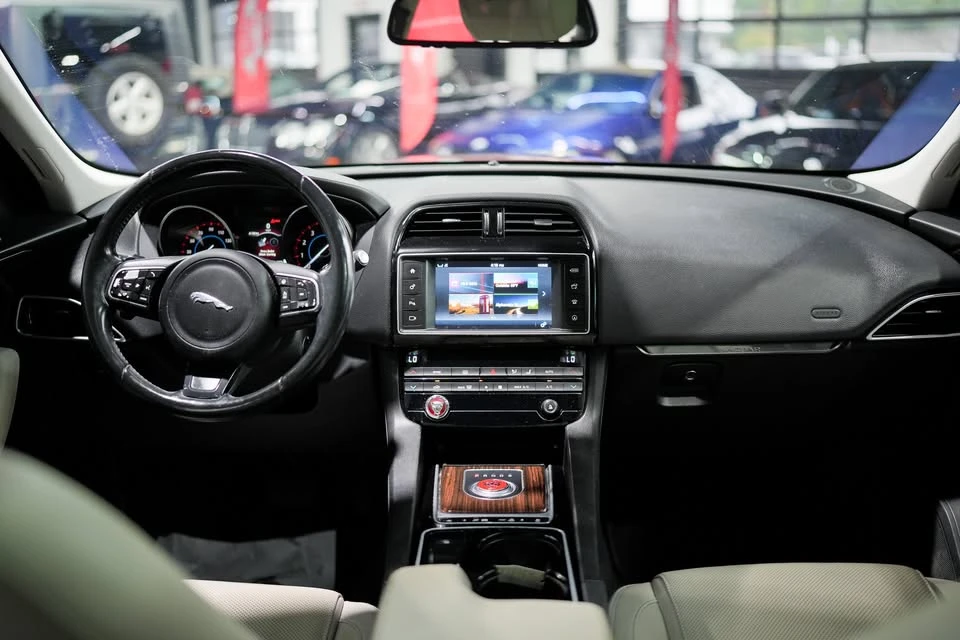 2017 Jaguar F-Pace - Image 13 of 18