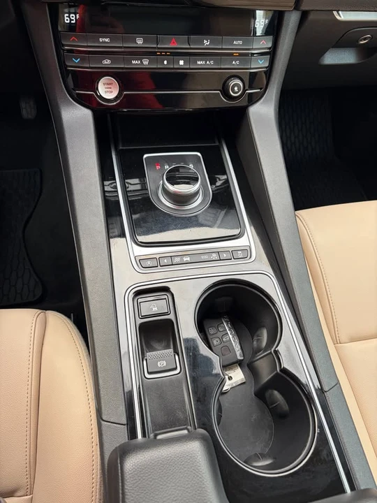 2017 Jaguar F-Pace - Image 15 of 19