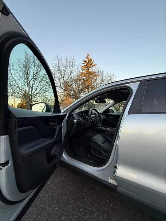 2017 Jaguar F-Pace - Image 4 of 17