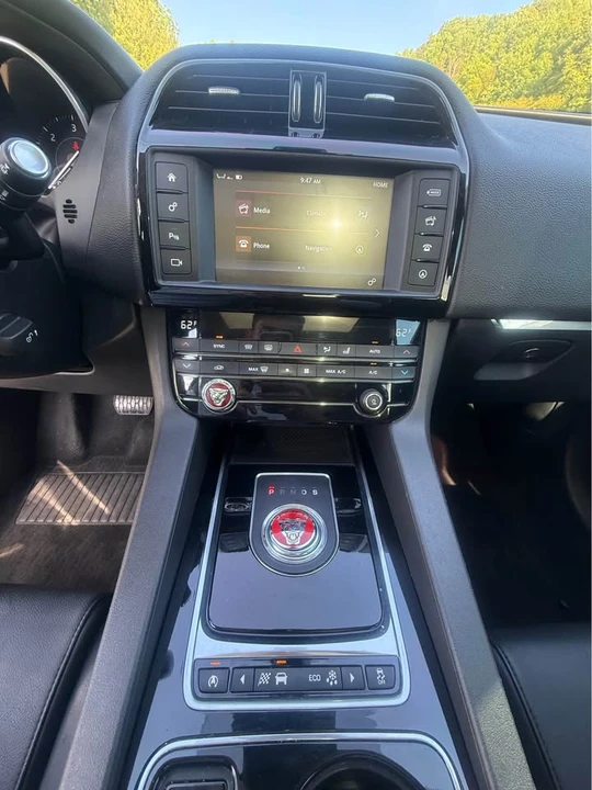 2017 Jaguar F-Pace - Image 12 of 17