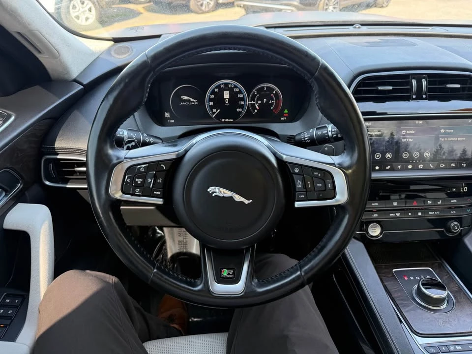 2017 Jaguar F-Pace - Image 8 of 15