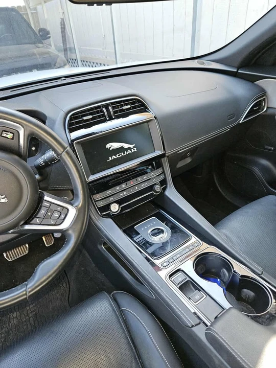 2017 Jaguar F-Pace - Image 13 of 14