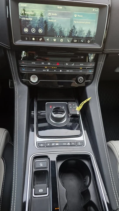 2017 Jaguar F-Pace - Image 14 of 20