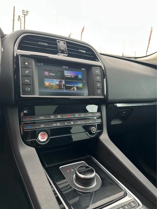 2017 Jaguar F-Pace - Image 10 of 19