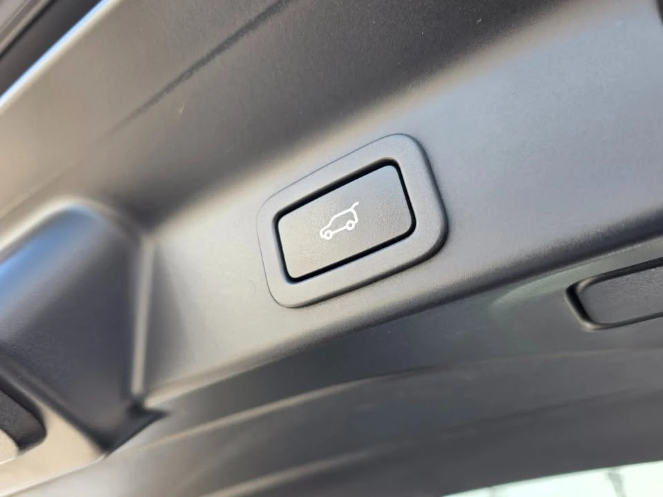 2017 Jaguar F-Pace - Image 13 of 19