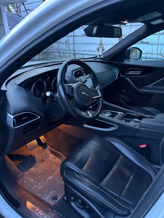 2017 Jaguar F-Pace - Image 8 of 9