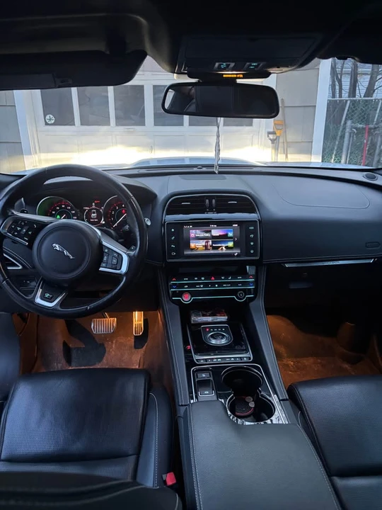 2017 Jaguar F-Pace - Image 5 of 9