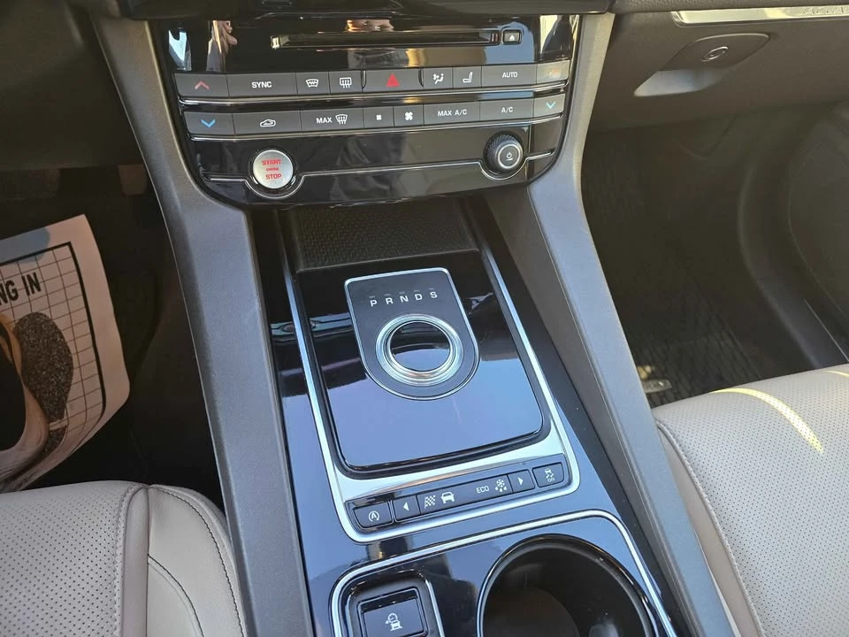 2017 Jaguar F-Pace - Image 7 of 9