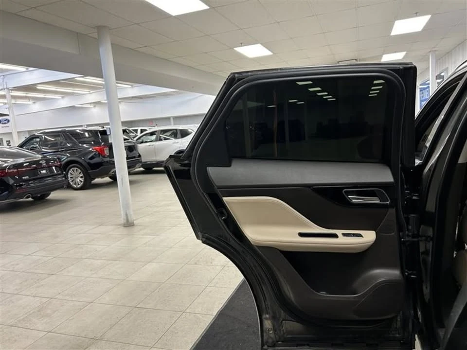 2017 Jaguar F-Pace - Image 10 of 19