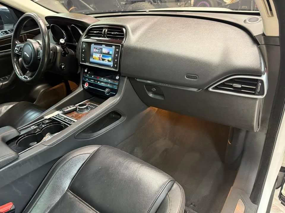 2017 Jaguar F-Pace - Image 11 of 20