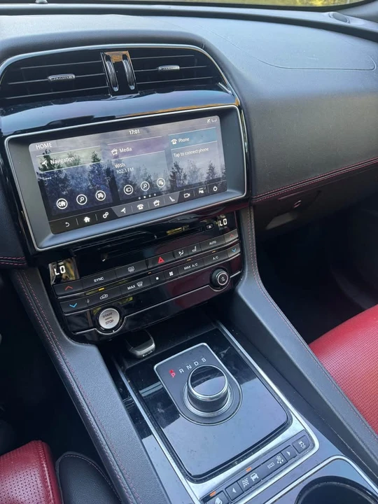 2017 Jaguar F-Pace - Image 7 of 10