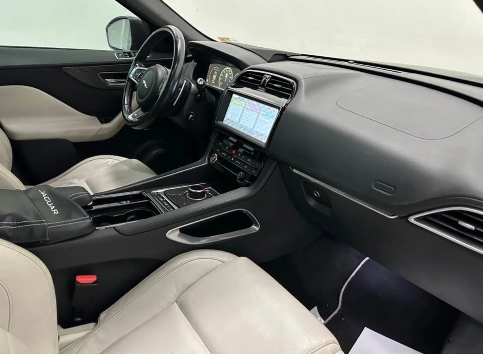 2017 Jaguar F-Pace - Image 7 of 10