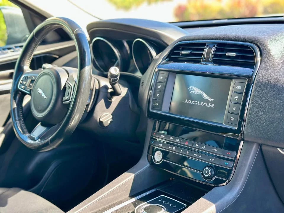 2017 Jaguar F-Pace - Image 7 of 10