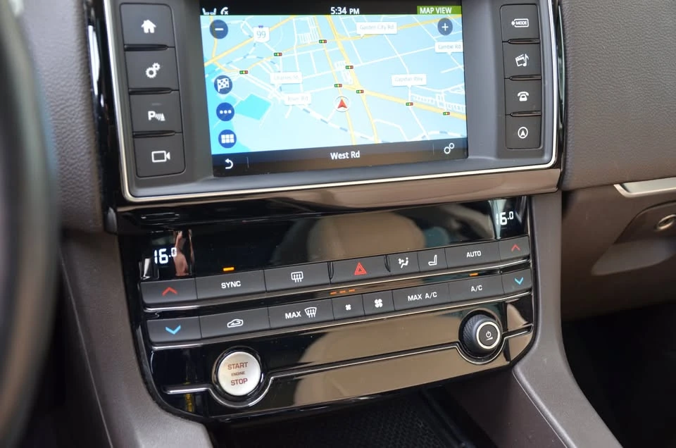 2017 Jaguar F-Pace - Image 18 of 20