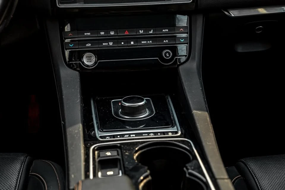 2017 Jaguar F-Pace - Image 16 of 19