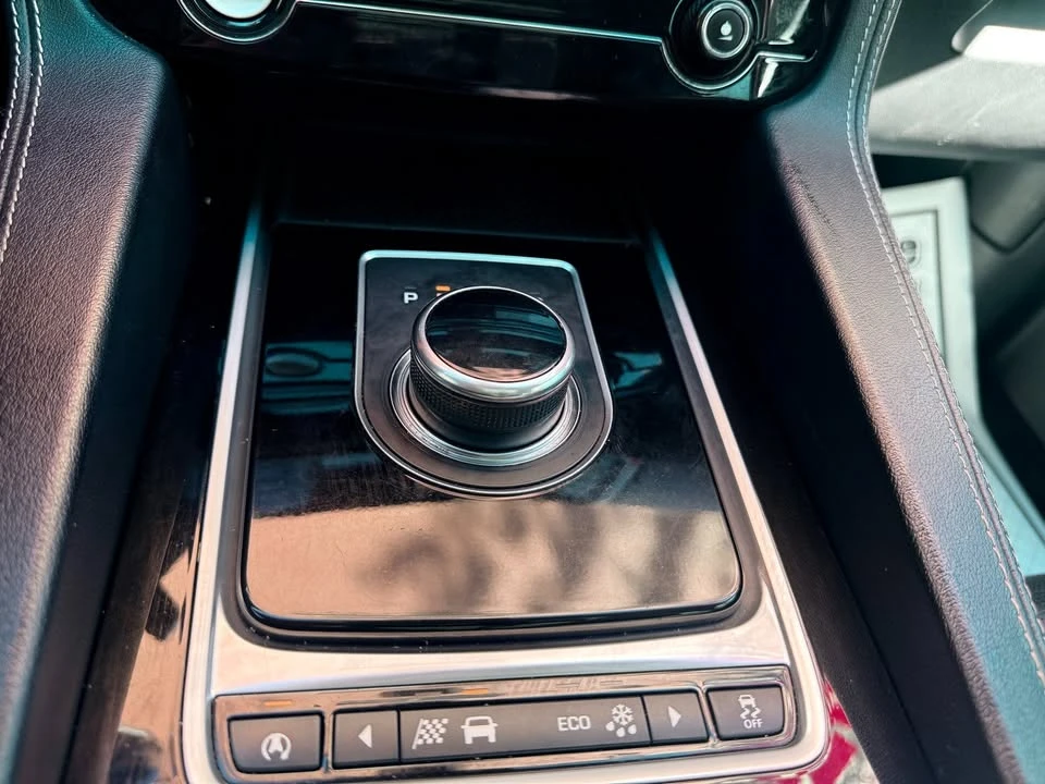 2017 Jaguar F-Pace - Image 14 of 19