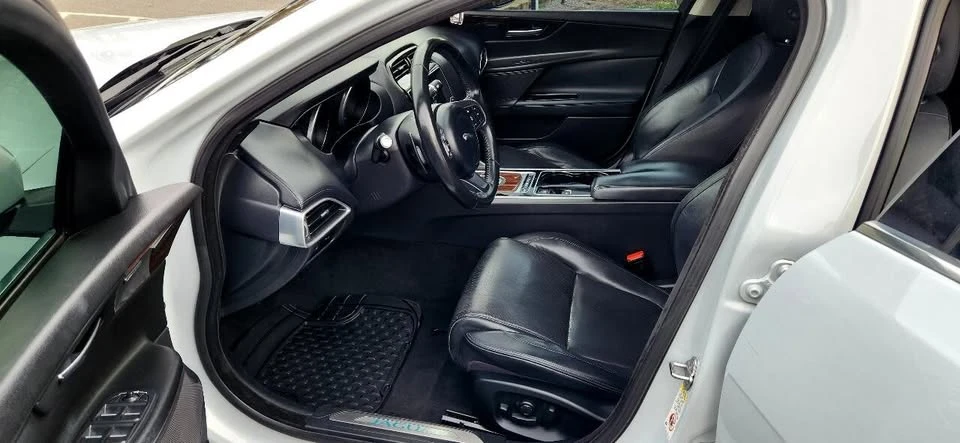 2017 Jaguar XE - Image 15 of 20