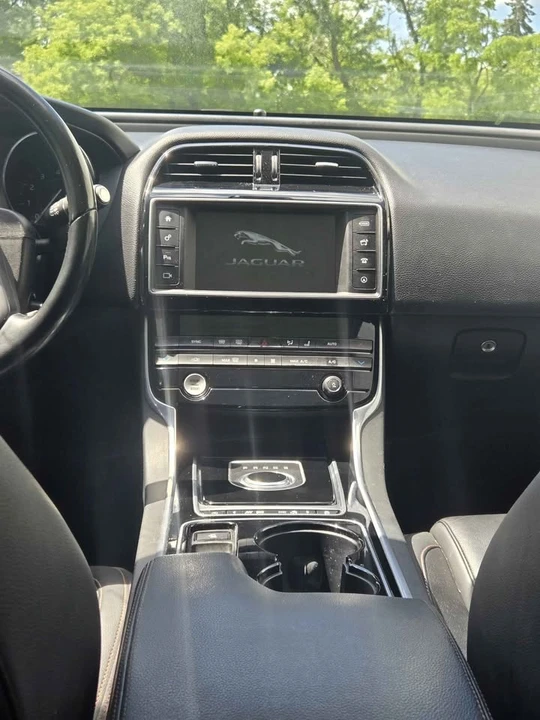 2017 Jaguar XE - Image 7 of 10