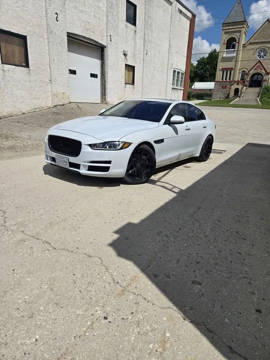 2017 Jaguar XE - Image 5 of 10