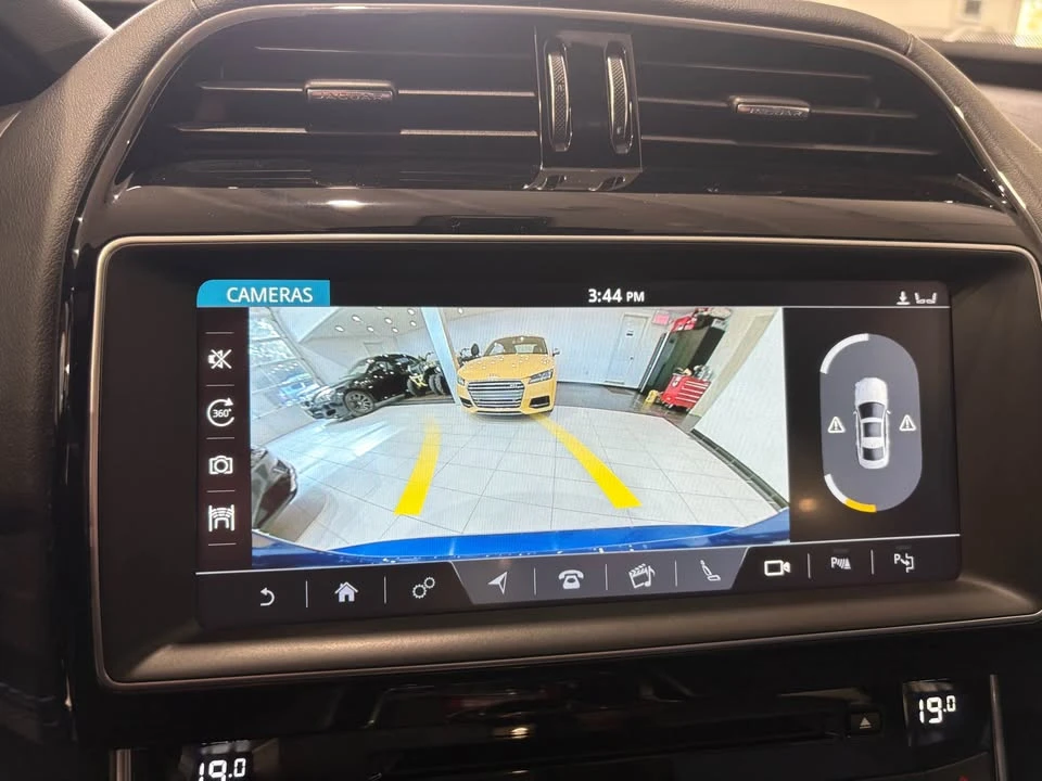 2017 Jaguar XE - Image 19 of 20