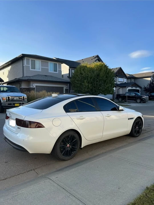 2017 Jaguar XE - Image 4 of 17