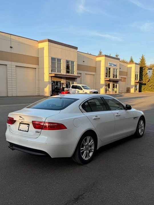 2017 Jaguar XE - Image 3 of 8