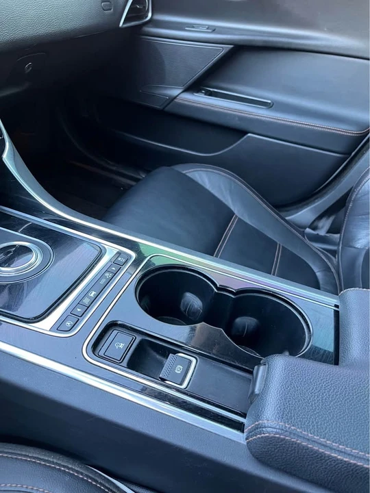 2017 Jaguar XE - Image 12 of 17