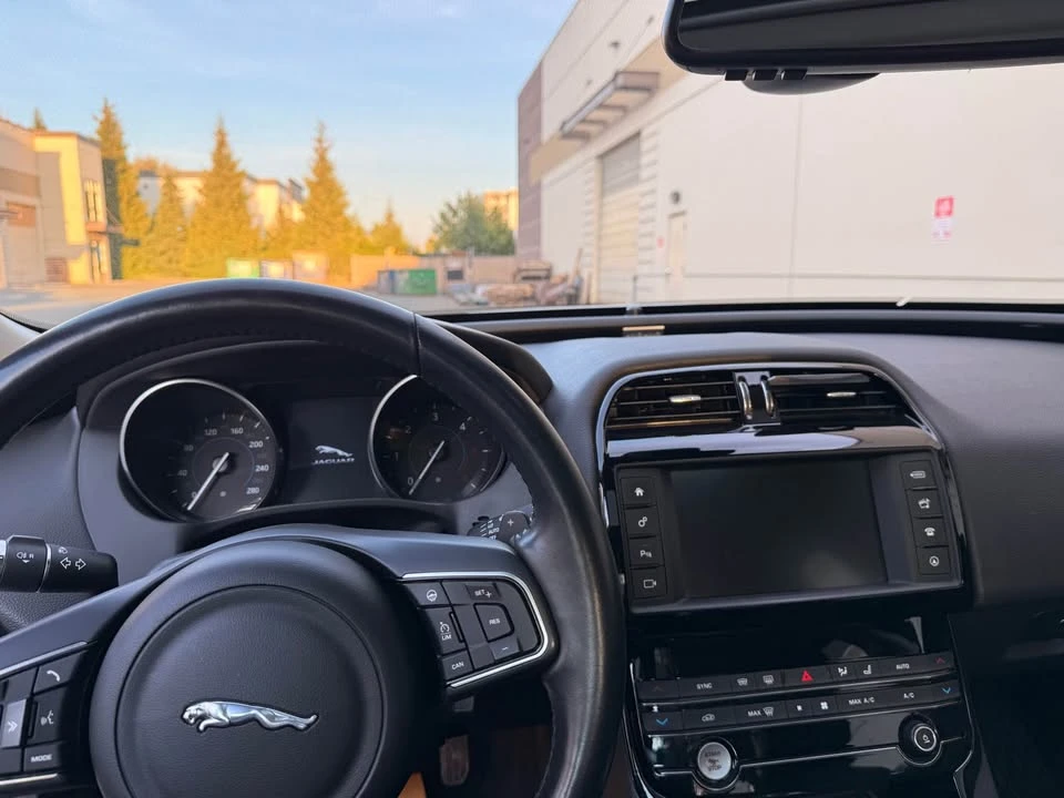 2017 Jaguar XE - Image 6 of 8