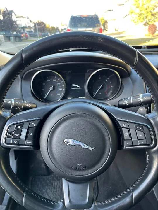 2017 Jaguar XE - Image 8 of 17