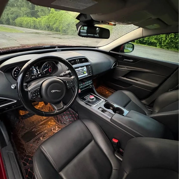 2017 Jaguar XE - Image 5 of 9