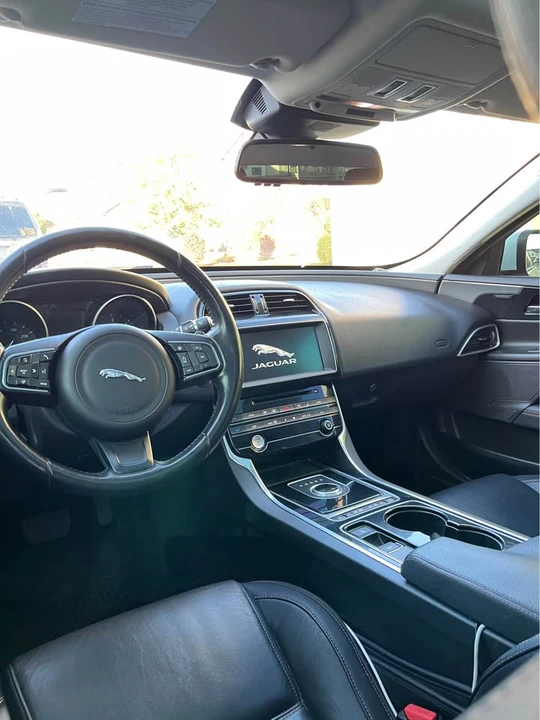 2017 Jaguar XE - Image 7 of 17