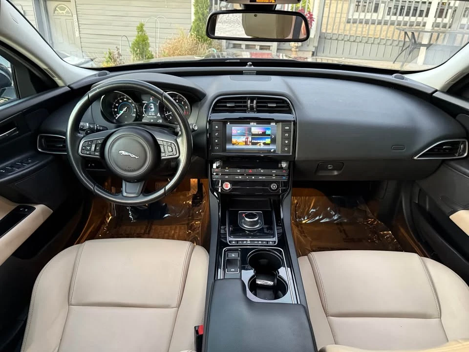 2017 Jaguar XE - Image 10 of 20