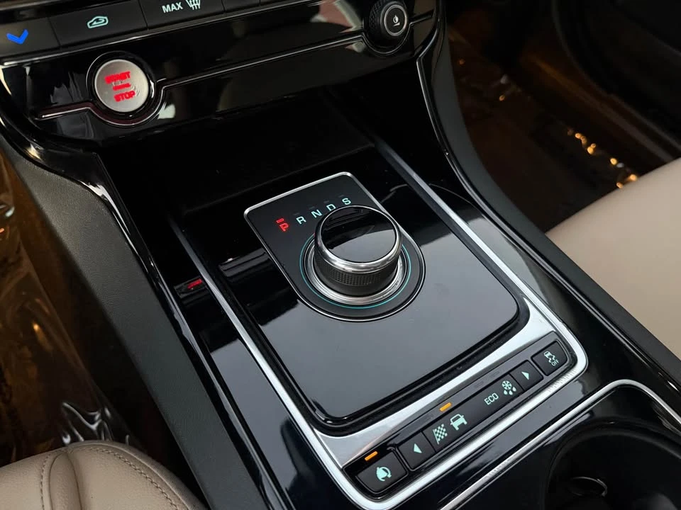 2017 Jaguar XE - Image 14 of 20