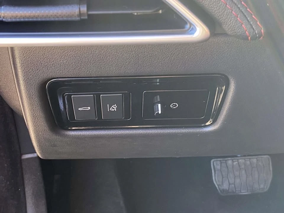 2017 Jaguar XE - Image 18 of 20