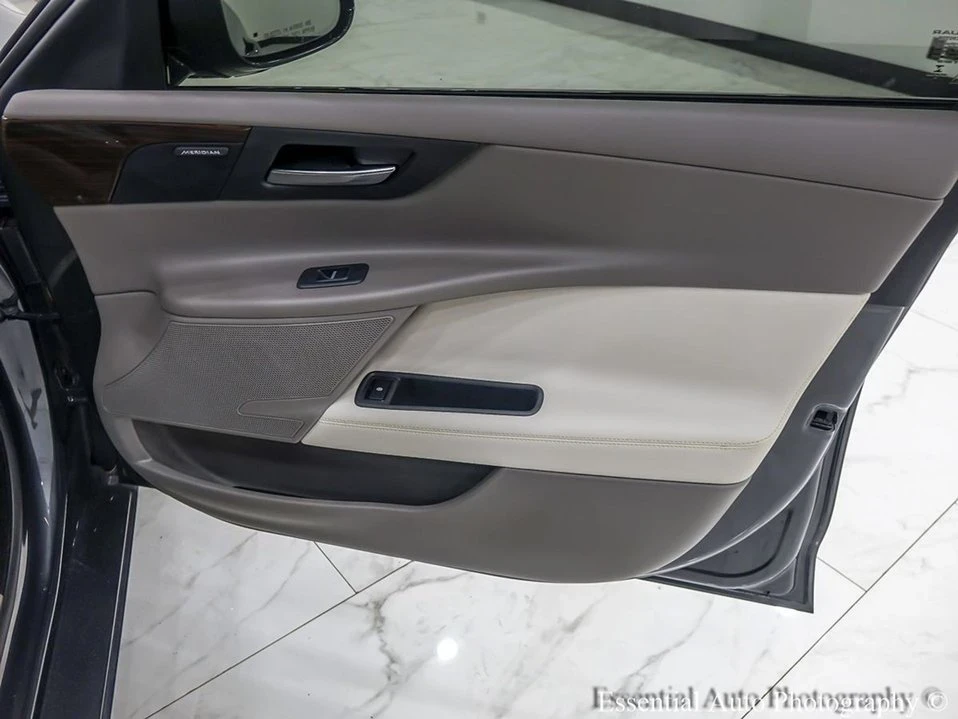 2017 Jaguar XE - Image 6 of 20