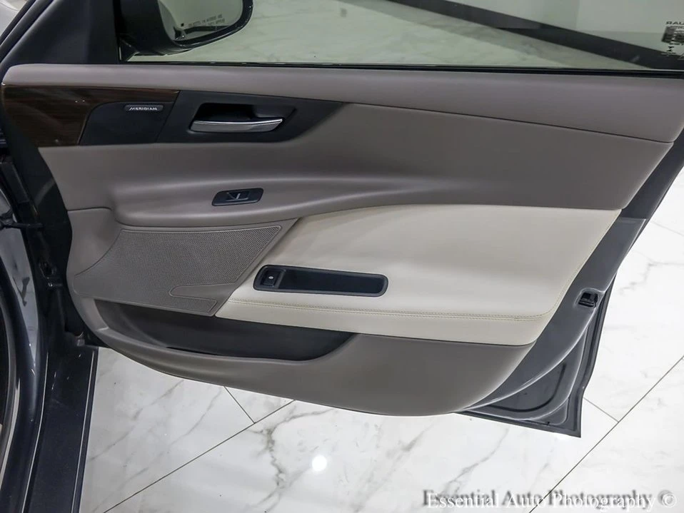 2017 Jaguar XE - Image 4 of 18