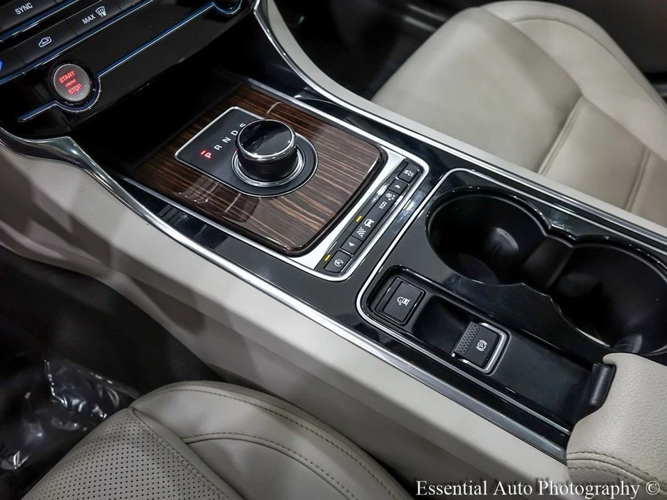 2017 Jaguar XE - Image 4 of 20