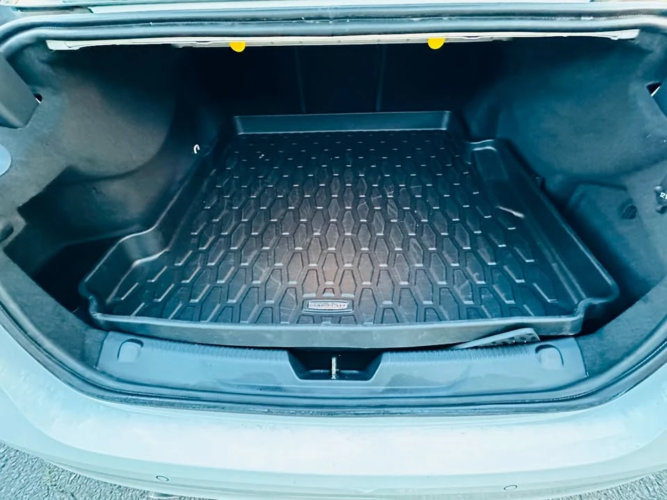 2017 Jaguar XE - Image 13 of 20