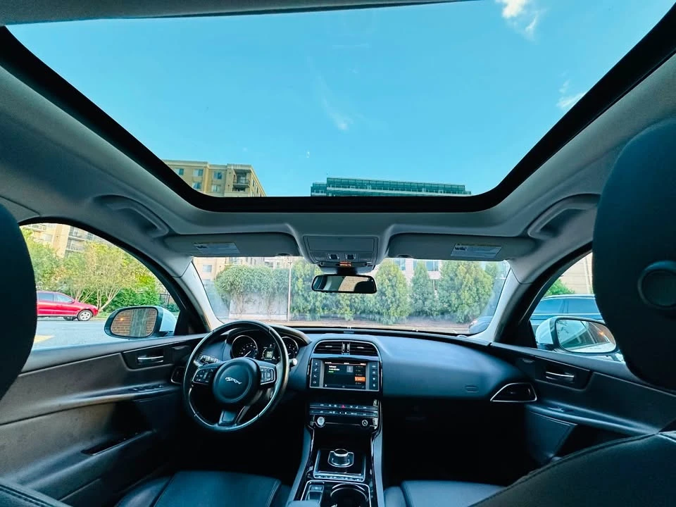 2017 Jaguar XE - Image 15 of 20
