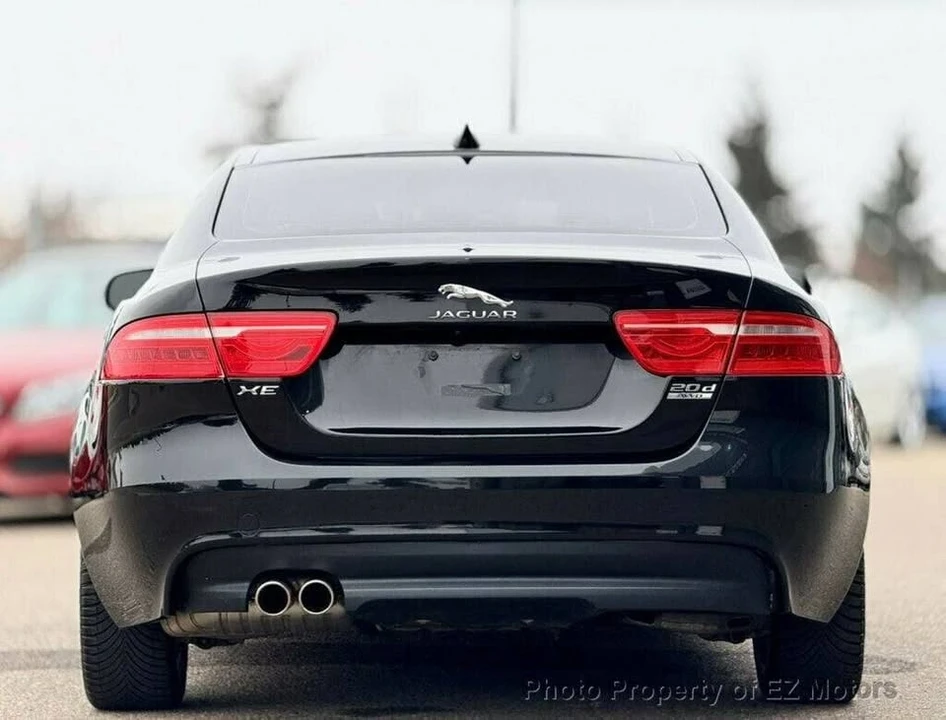 2017 Jaguar XE - Image 4 of 5