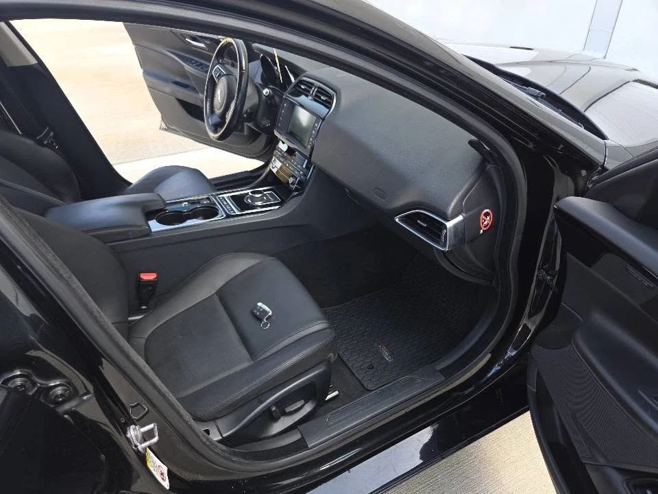 2017 Jaguar XE - Image 8 of 12