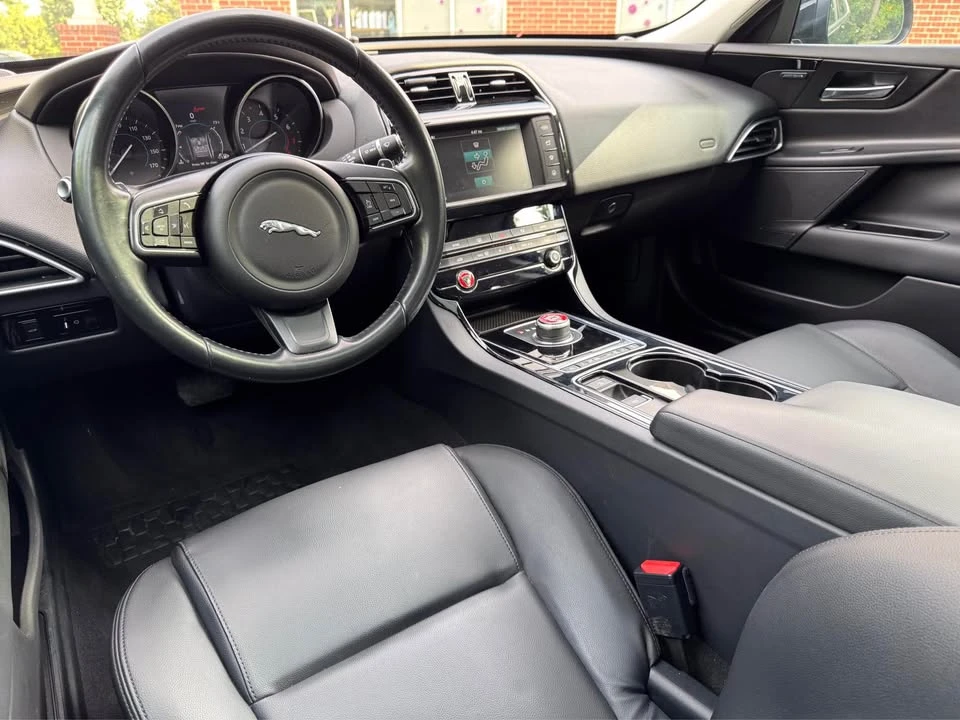2017 Jaguar XE - Image 7 of 11