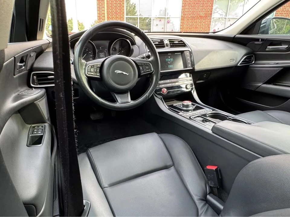 2017 Jaguar XE - Image 4 of 11