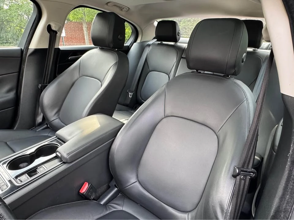 2017 Jaguar XE - Image 8 of 11